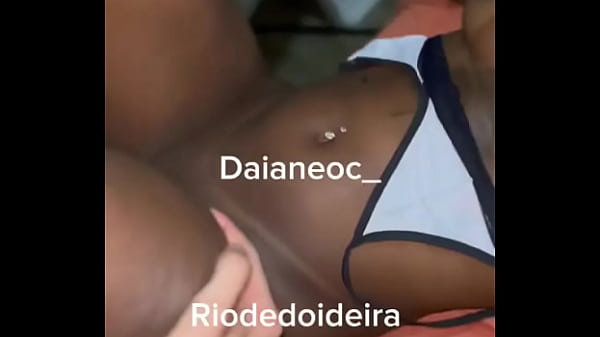 Delícia metendo tudo na putinha do corno