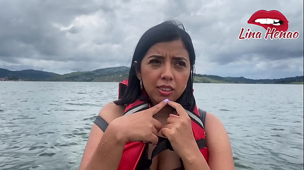 Exhibitionism – Lina Henao masturbates in a kayak on the side while there are tourists nearby – voyeurism for the kinky ones who love to see naughty girls