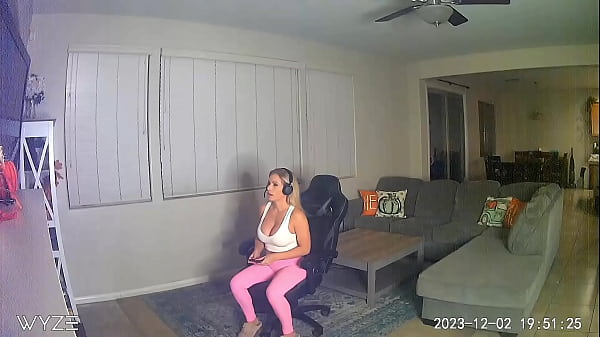 Free Use Gamer Girl Fucked And Cummed In