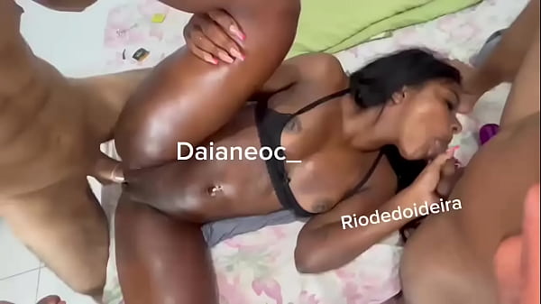 Que delícia fico cheia de tesão enquanto um me soca gostoso enquanto mamo ?