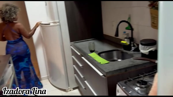 Meu cunhadinho me deu pirocada na cozinha enquanto não tinha ninguém em casa, ele encheu minha buceta de porra