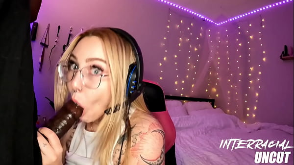 Thick Pawg can’t ignore black dick in her face while streaming