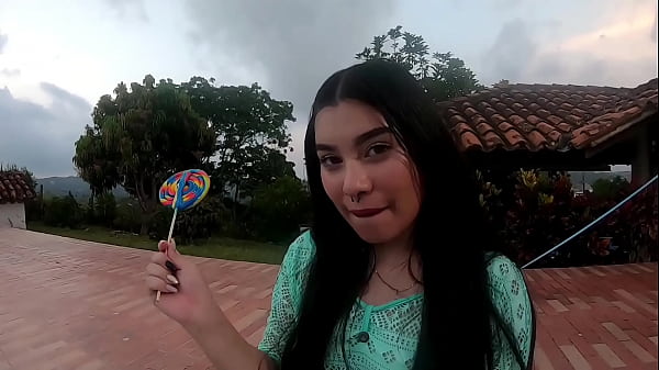 Joven colombiana seduciendo a su vecino cachondo