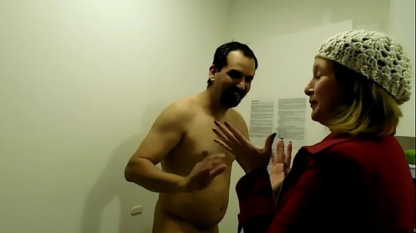 Um dos dois maridos da minha meia-irmã pega na minha bunda até me fazer gozar várias vezes pelo dinheiro do táxi, tira meus orgasmos com o leite dele e o dinheiro…