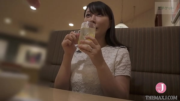 2 girls met at an izakaya with whom had a threesome, and checked her pussy at the spreading legs! Isn’t it so smooth? Are you using herbicide? – Intro