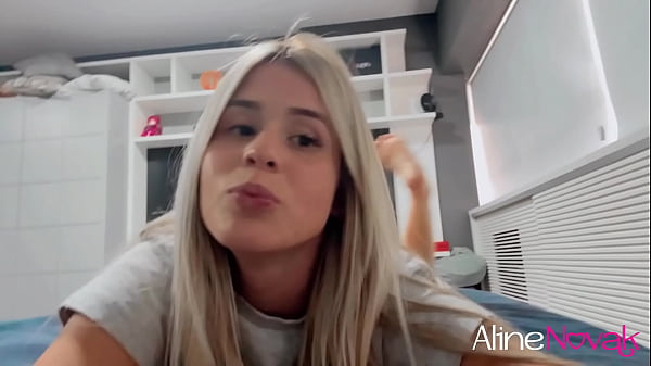 Loira Peituda massageando os pés com óleo e usando seu brinquedinho