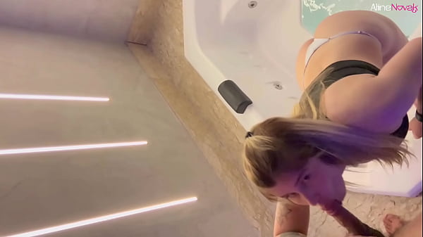 Essa loirinha safada adora um desafio faz boquete com vontade em qualquer lugar até ficar com a boquinha cheia de leitinho – Aline Novak