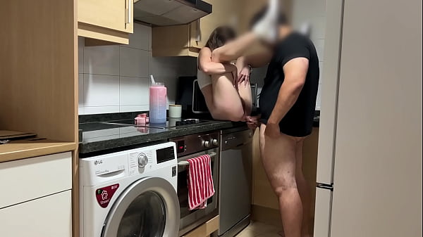 Mientras hablo por telefono con mi novio , mi padrastro me come el coño y me folla bien duro hasta se corre dentro creampie