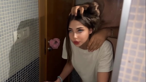 Mi casero esta feliz porque así es como le pago la Renta , follando con hombre casado