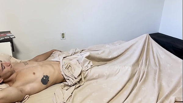 Mi Vecino me Encuentra Masturbandome y lo Ayudo a Venirse en mi Cara