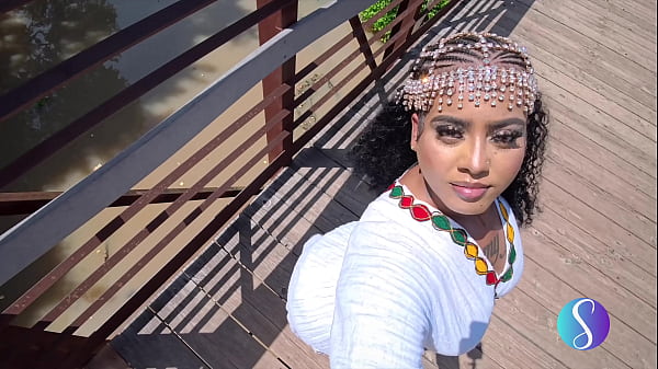 Big BOOTY ETHIOPIAN SLUT LOVES GETTING HER HOLES FILLED!